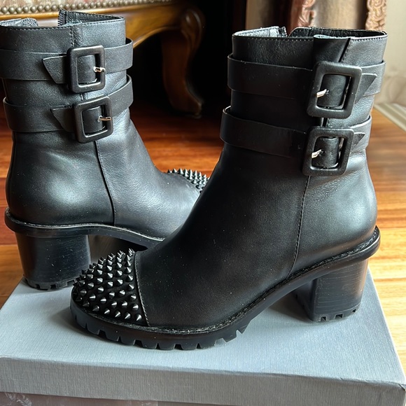 Lola Cruz Shoes - Black,leather boots,excellent condition,like new.Size 36. Has zipper.